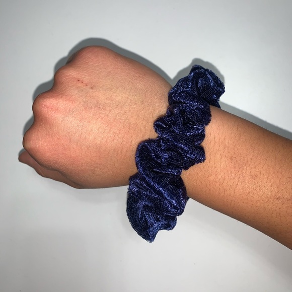 Velvet Scrunchie Set - Picture 2 of 9